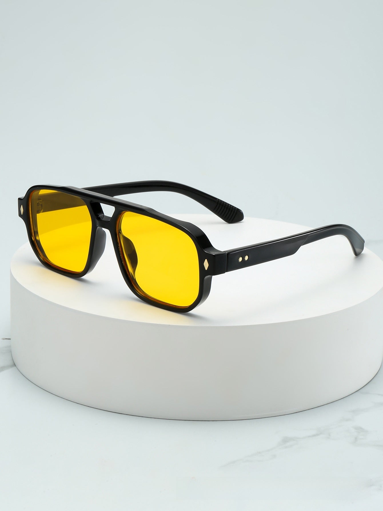 Casual elegant sunglasses